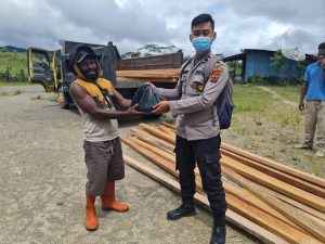 Satgas Binmas Pegunungan Bintang Bantu 2 Warga Bangun Kandang Ternak Babi