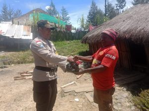 Sinergi Di tengah Masyarakat Giat Buat Kandang Ternah, Satgas Binmas Polres Puncak