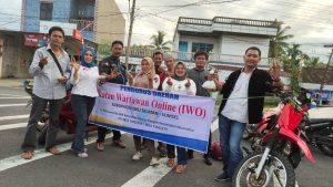 Tebar Berkah Ramadhan, IWO (Ikatan Wartawan Online) OKU Selatan Bagi Takjil Gratis