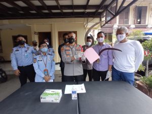 Polsek Palmerah Jakarta Barat menangkap delapan orang pelaku tawuran yang menewaskan satu orang di wilayah Kota Bambu Utara, Palmerah, Jakarta Barat