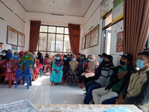 Aparatur desa pekon batu kebayan, kecamatan Batu ketulis, kabubupaten lampung barat,  lampung.  Hari ini membagikan BLT,  MIGOR ke masyarakat pekon batu kebayan.