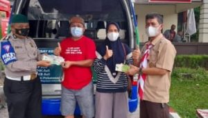 Samsat Depok Bagikan Takjil ke Masyarakat