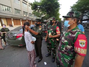 Koramil 02 Tambora bersama Mitra Kodim 0503 Bagikan Ta’jil Gratis