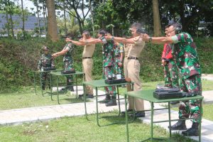 Taruna Akademi Militer dan Akademi Angkatan Laut Mempelajari Kepemimpinan Secara Nyata di Yonif Raider 300/Bjw