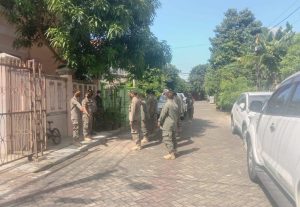 Diduga Tanpa IMB, Satpol PP Jakarta Barat, Membongkar Bangunan Rumah Tinggal 3 Lantai di Wilayah Kalideres.