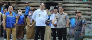 TINJAU LOKASI KEBAKARAN DAN TANAH LONGSOR BUPATI POPO BERIKAN SANTUNAN KEPADA KORBAN.