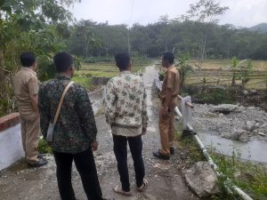KONDISI JALAN DAN JEMBATAN DESA NGASINAN SANGAT MEMPRIHATINKAN