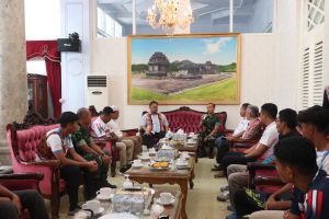 Dandim Banjarnegara Bersama Pj. Bupati Banjarnegara Lepas Tim Sepak Bola Liga Santri