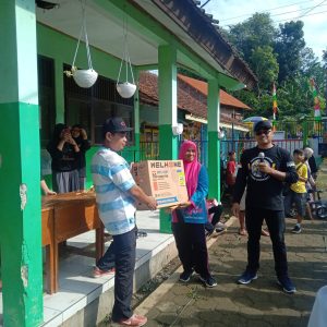 Kurang lebih duaratus warga dusun ceger desa binorong kupul di halaman SDN 3 binorong untuk jln santay