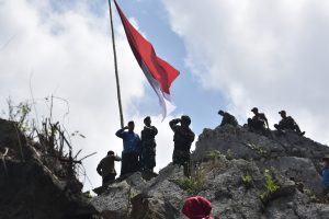 Pengibaran Bendera Merah Putih di Pucuk Karang Gemantung