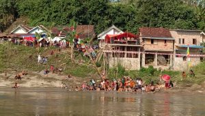 Lomba Panjat Pinang di Sungai Komering yang Membelah Kota Muaradua.