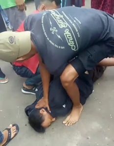 KETANGKAP BASAH MENCURI, SEORANG PRIA NYARIS DI AMUK MASA