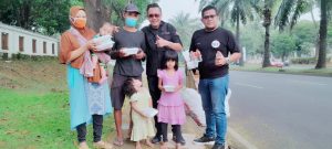 Giat Rutin Jum’at Berkah, FWJ Indonesia Korwil Jakarta Barat Berbagi 200 Nasi Kotak