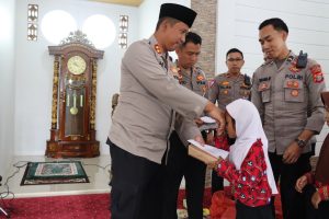Polres Lampung Barat berikan santunan kepada anak-anak yatim