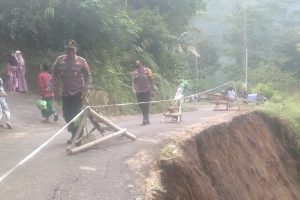 Jalan di Desa Sirau Karangmoncol Longsor