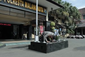 Kapolresta Malang Kota, Spontan Pimpin Aksi Sujud Massal Permohonan Maaf serta Memanjatkan Doa Untuk Korban Tragedi Kanjuruhan