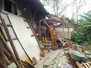 Akibat Pergeseran Tanah Puluhan Rumah Warga Karangkemiri Roboh