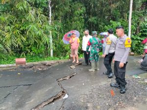 Hujan Deras, Jalan Desa Patemon Kecamatan Bojongsari Ambles