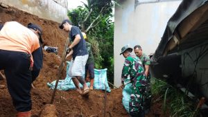 Babinsa Bersama Relawan Bantu Warga Buat Tanggul Pengaman