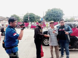 Wartawan Yang Tergabung di FWJI Indonesia (FWJI) Bagikan 200 Bungkus Nasi Kepada Warga