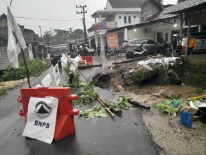 Hujan Deras Mengakibatkan Jalan Lingkungan Simpang Pendagan Longsor