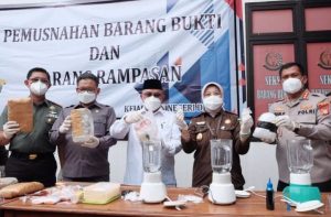 Kejari Depok Musnahkan Barang bukti