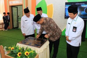 Tingkatkan Mutu Pendidikan, Kakanwil Kemenag Jateng Resmikan Kelas Digital MTsN 3 Banjarnegara