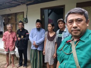 Relawan Terpadu Serahkan Kunci Rumah, Pada Pemiliknya Setelah Di Bedah