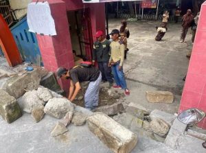 Dinas PUPR Kota Depok Buat Tangga Untuk Masuk SDN Pondok Cina