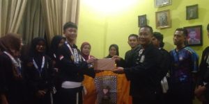 Penyerahan cendara mata bagi atlit yg berperestasi PSHT kabupaten Oku selatan