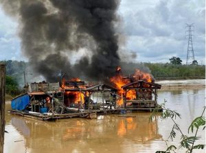 Tim Terpadu Penertibann Ilegal Mining Sarolangun, Musnahkan 18 Rakit Dompeng Milik Penambang Emas Tanpa Izin (PETI) Dan 2 Eksavator Di Police Line.