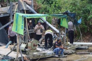 Hari ke-dua Razia PETI : Belasan Rakit Peti di area Bandara Bungo di Musnahkan Oleh Tim Gabungan