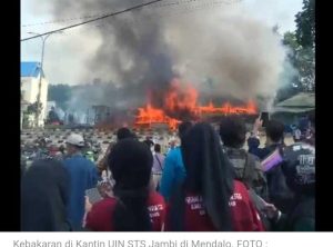 Kantin UIN STS jambi terbakar