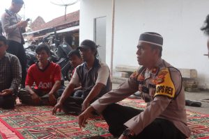 Wakapolres OKU Selatan Silahturahmi Dengan Pengurus Masjid Dan Warga Dalam Rangka Jum’at Curhat