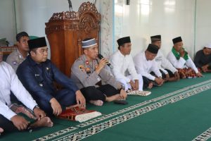 Waka Polres OKUS Kompol Ikhsan Hasrul, SH. MH., Hadiri Kegiatan Jum’at Curhat Dengan Jemaah Masjid Al – Jihad Di Desa Srimenanti OKU Selatan