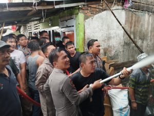 Kapolres OKU Selatan Beserta Personel Dengan Gerak Cepat Turun Langsung Meninjau Lokasi Kebakaran Di Kelurahan Pasar Muaradua