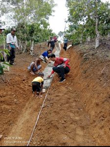 Peratin Campang Tiga Ajak Masyarakat Wilayah Pemangku Tiga Gotong Royong Perbaiki akses jalan Menuju Pekon Induk