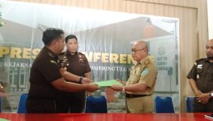 Kejaksaan negeri oku selatan melimpahkan 9 berkas aduan masyarakat ke inspektorat oku selatan