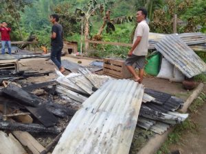 Desa Sumber mulia Berduka Satu Buah Rumah Warga Habis Di Lahap Si jago merah