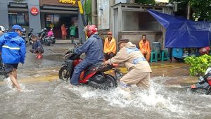 Akibat Genangan Air Banyak Motor Mogok, Ipda Sunarmo, SH, Bersama Personil PPSU Membantu Motor yang Mogok .