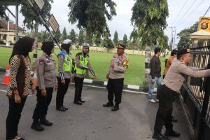 Polres OKU Selatan Melaksanakan Pelatihan Simulasi Sistem Pengamanan Mako Di Seputaran Mapolres OKU Selatan