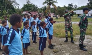 Satgas Yonif 143/TWEJ Tanamkan Kedisiplinan Sejak Dini Melalui Kegiatan PBB