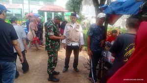 Jelang Ramadhan, Babinsa Koramil 05/ Kramatjati Kerja Bakti Bersihkan Makam