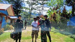 TMC Disambut Bahagia Warga, Satgas YR 142/KJ Bagikan Multivitamin Kepada Anak-Anak Ipar Gunung