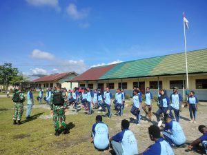 Satgas YR 142/KJ Tanamkan Kedisiplinan Kepada Siswa SMAN 1 Elelim