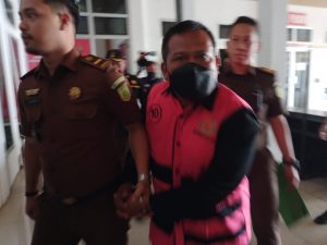 Tim Jaksa Penyidik Pada Kejaksaan Negeri OKU Selatan Melakukan Penahanan Tersangka Tindak Pidana Korupsi Pengelolaan Anggaran Bidang Persampahan DLH