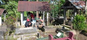 Kompak Dan Semangat, Anggota Koramil 0808/15 Gandusari Gelar Kerja Bakti Pembersihan Lingkungan Di Area TPU