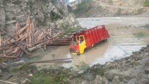 Tak Kuat Menajak Truck Terguling Ke Sungai Di Area Bendungan Waduk Tiga Dihaji