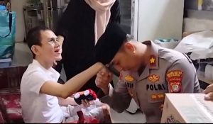 Aksi Cium Tangan Kapolsek Metro Setiabudi  Ke Penyandang Disabilitas Menjadi Viral
