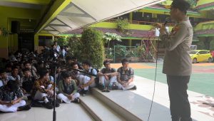 Police Go To School,Polsek Metro Setiabudi Sambangi SMAN 79 Menteng